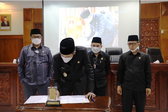 Walikota Bukittinggi Erman Safar tandatangani Nota kesepakatan Bersama KUA-PPAS tahun anggaran 2022